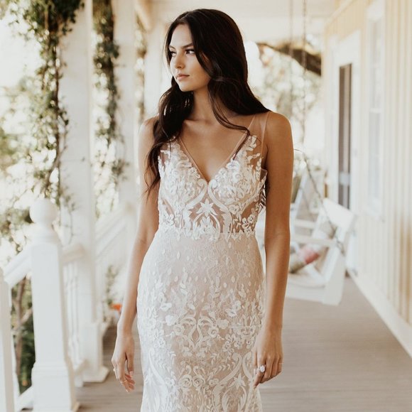 Elegant Tara Lauren Wedding Dress - Picture 1 of 13
